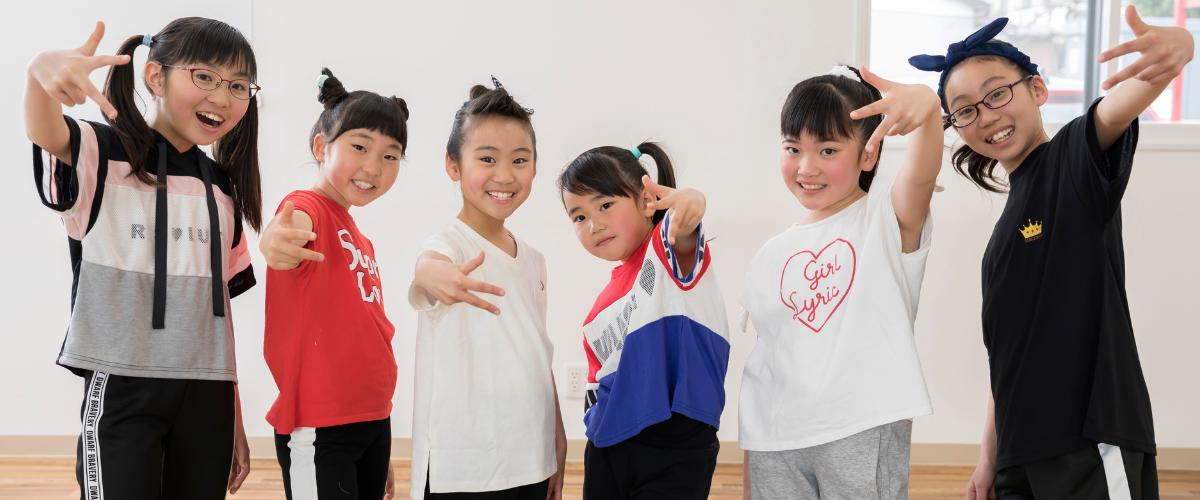 幼児から小学生までの子どもが成長できるチアダンスの様子